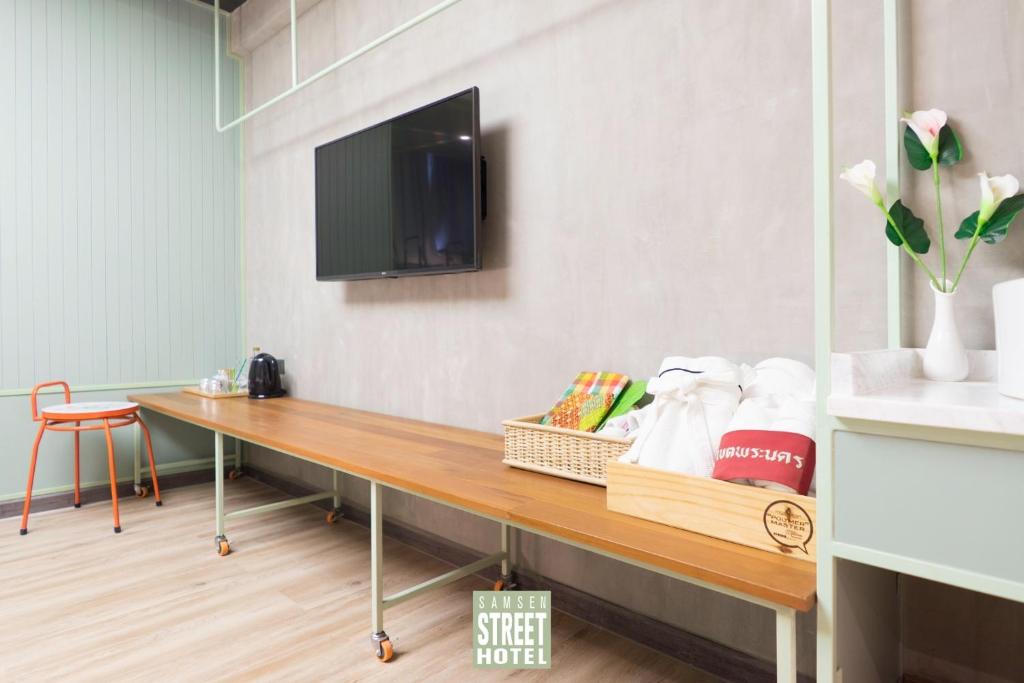TV a/nebo společenská místnost v ubytování Samsen Street Hotel