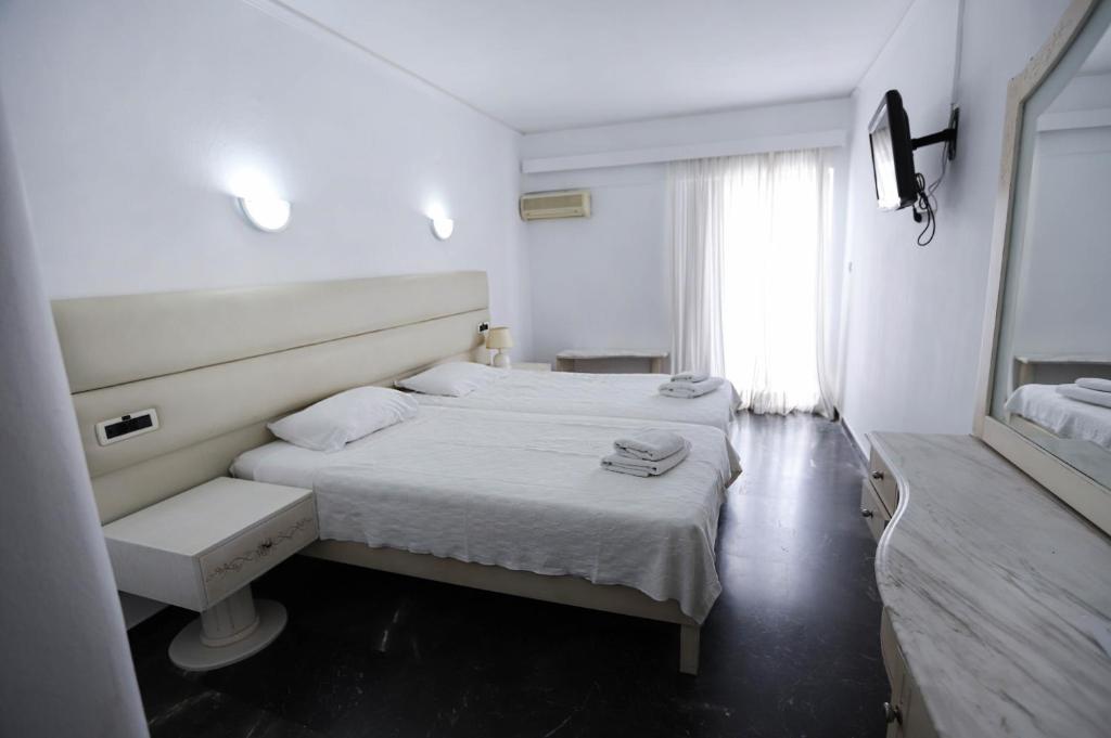 Postel nebo postele na pokoji v ubytování Aeolos Bay Tinos