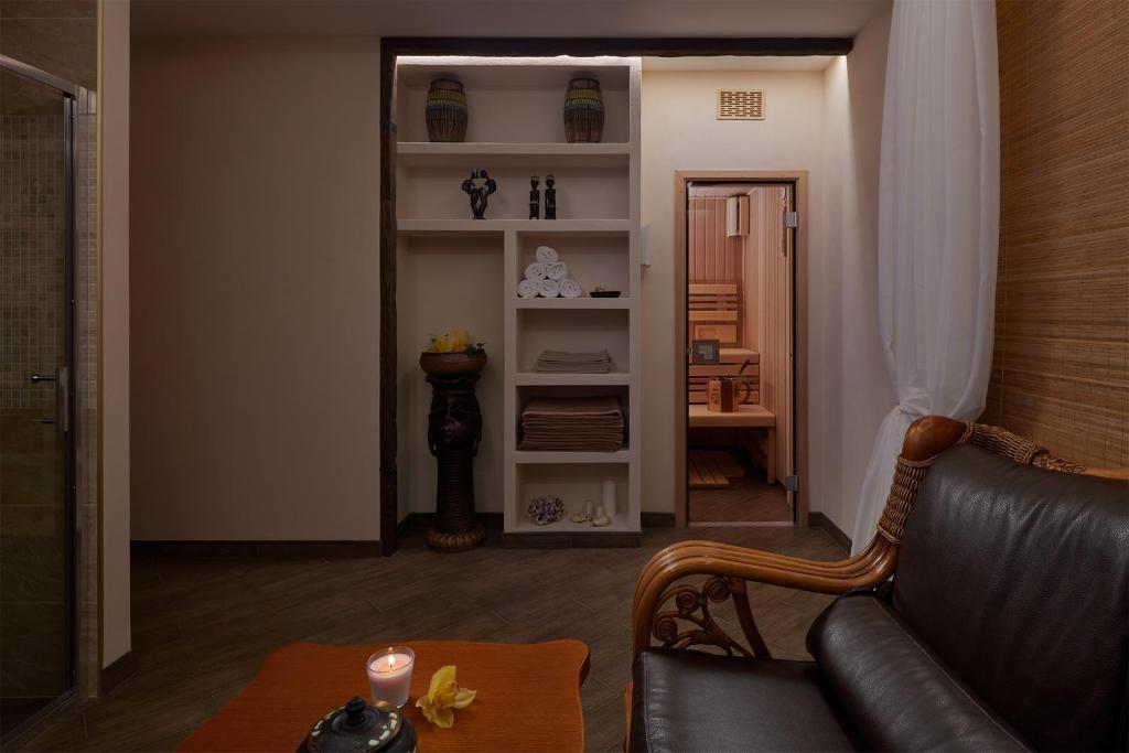 Posezení v ubytování Honour and Grace Hotel