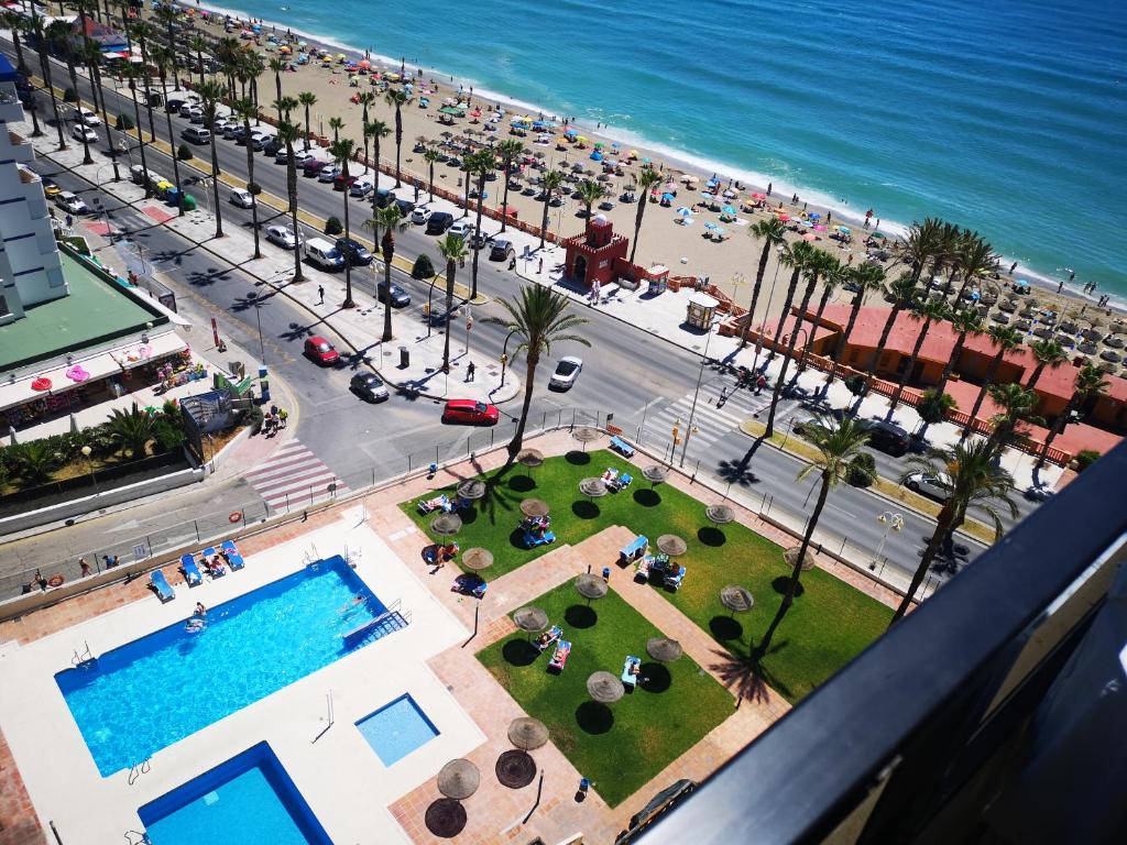 mit Blick auf den Strand und den Pool in der Unterkunft Aloha Playa 1217 in Benalmádena