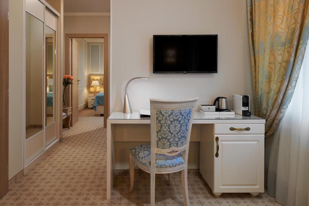TV a/nebo společenská místnost v ubytování Honour and Grace Hotel