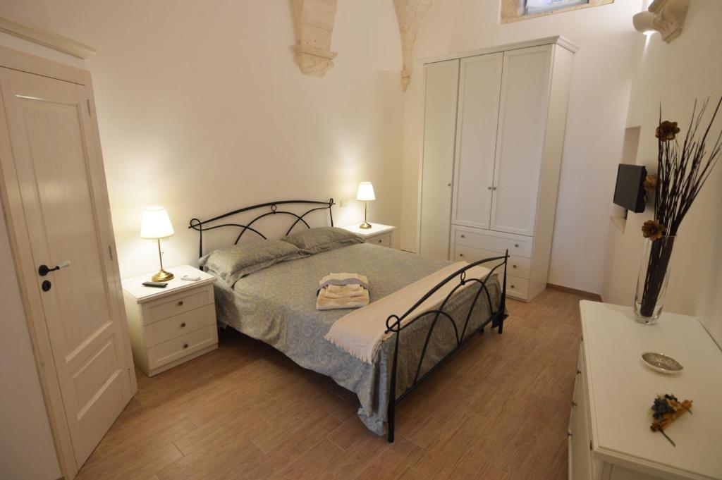 una camera con un letto con due comodini e due lampade di La dimora di nonna Dora a Martina Franca