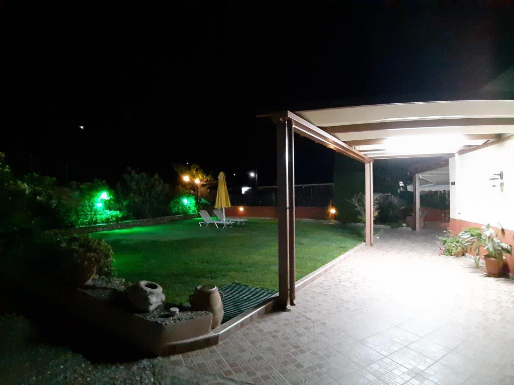 Κήπος έξω από το Argyroupolis Dimitris Rooms