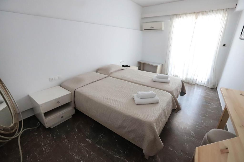 Postel nebo postele na pokoji v ubytování Aeolos Bay Tinos
