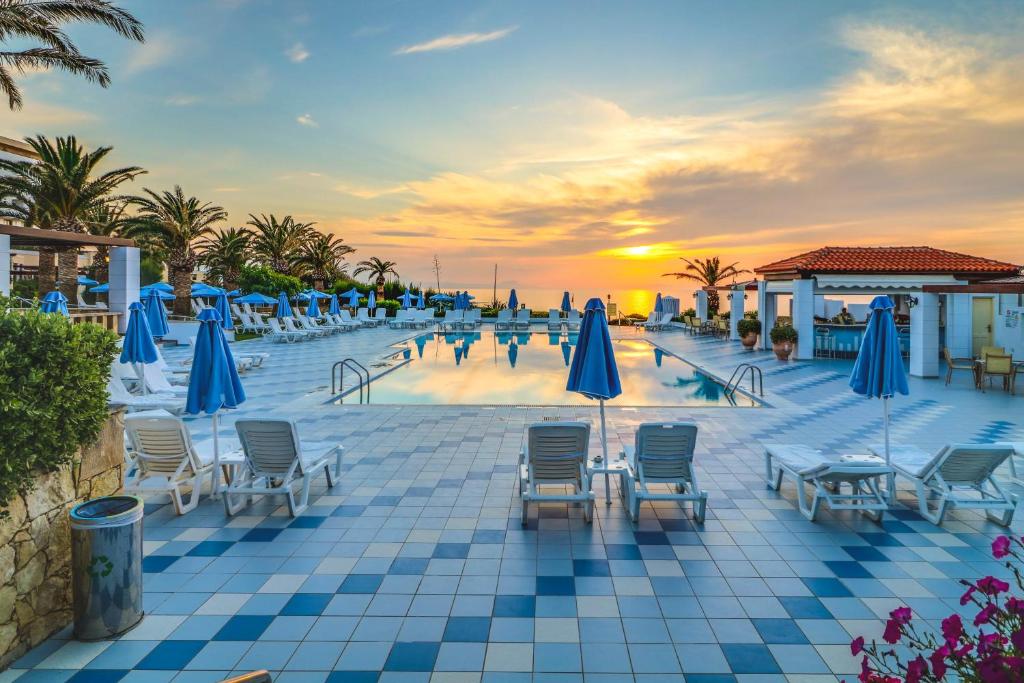 Bazén v ubytování Creta Royal - Adults Only nebo v jeho okolí