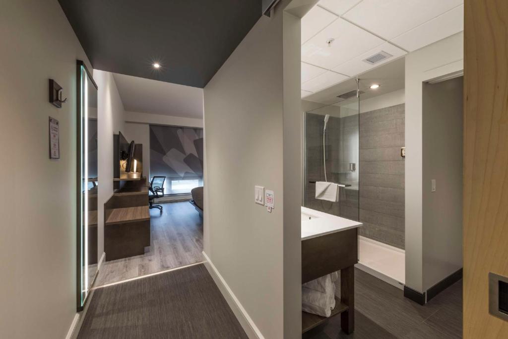 Koupelna v ubytování Hôtel & Suites Normandin Lévis