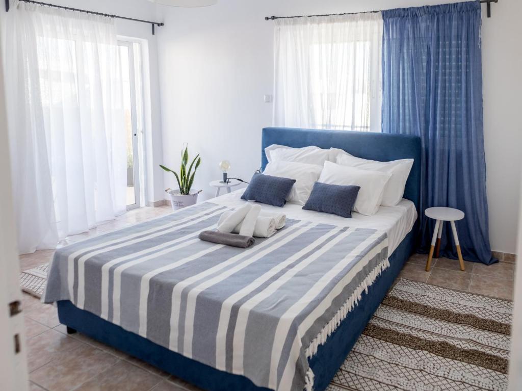 Postel nebo postele na pokoji v ubytování Nisos Apartment