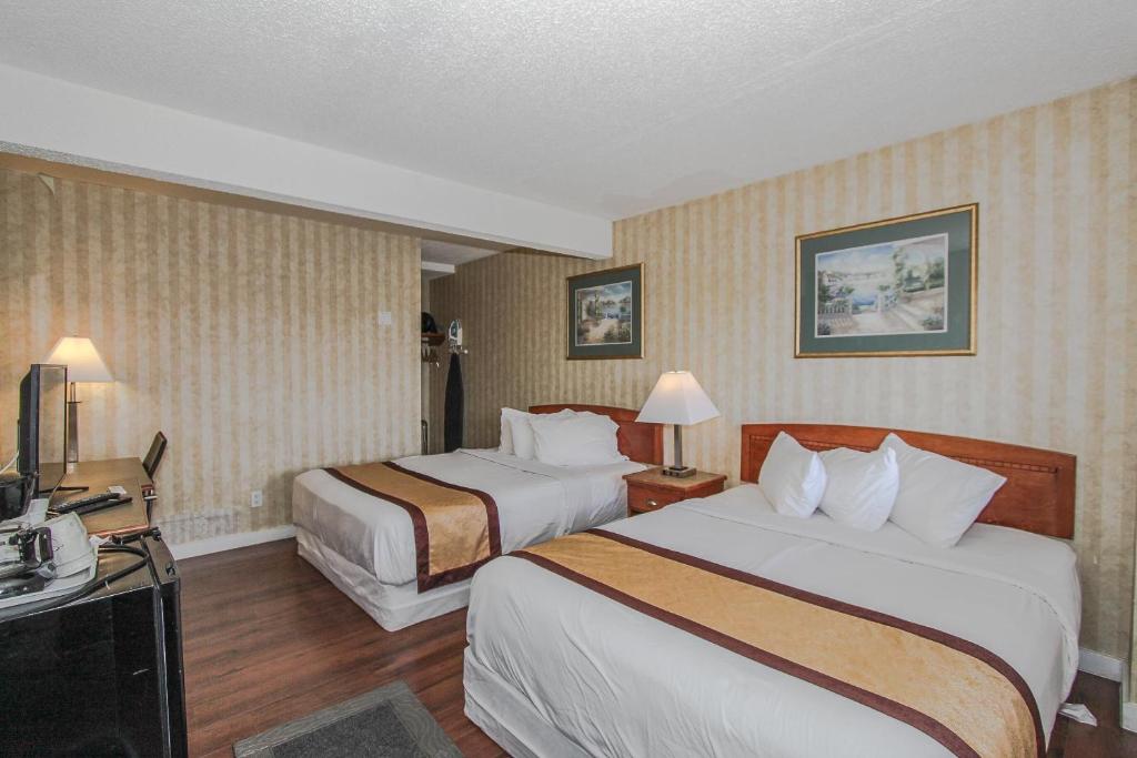 Postel nebo postele na pokoji v ubytování Canadas Best Value Inn Chinook Station