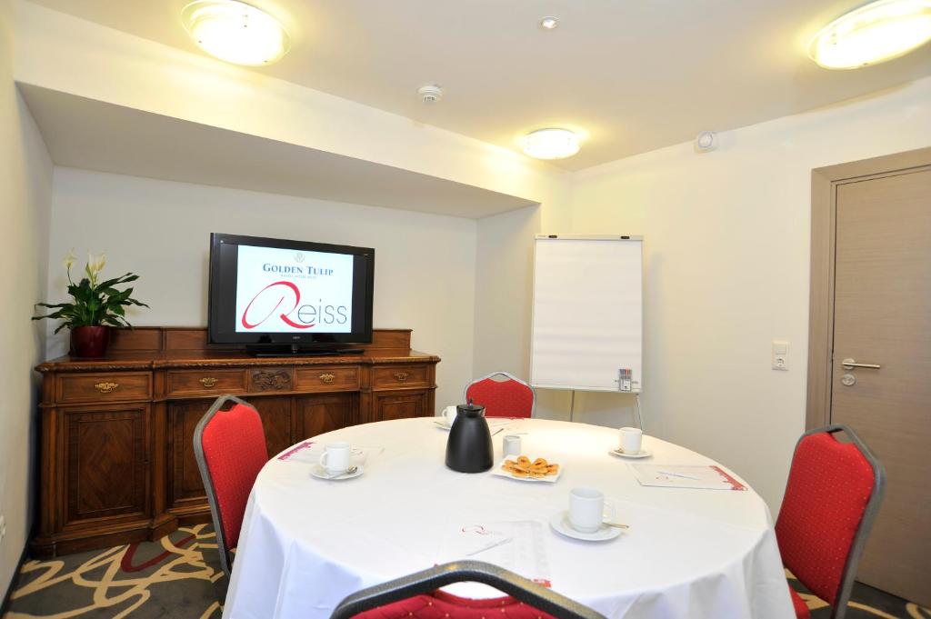 TV a/nebo společenská místnost v ubytování Golden Tulip Kassel Hotel Reiss