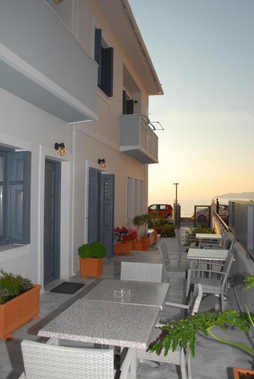 un patio con tavoli e sedie in un edificio di Irene ROOMS & STUDIOS PETRA a Pétra