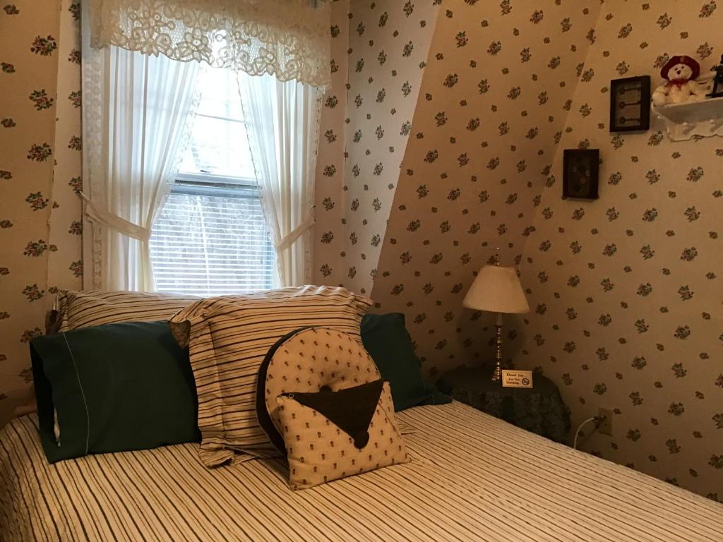 Brookview Manor Inn - Standard Queen Room