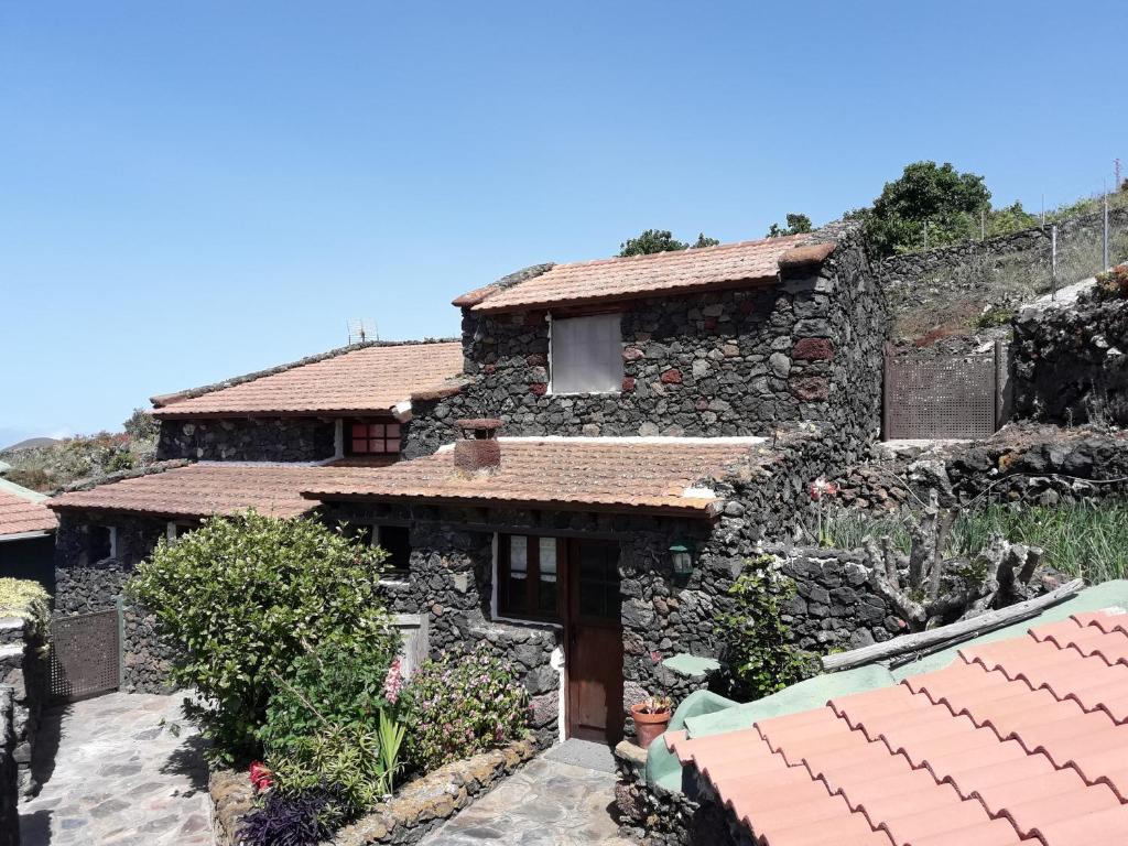 Casa de piedra con techo de baldosa en Tesbabo Rural, en Mocanal