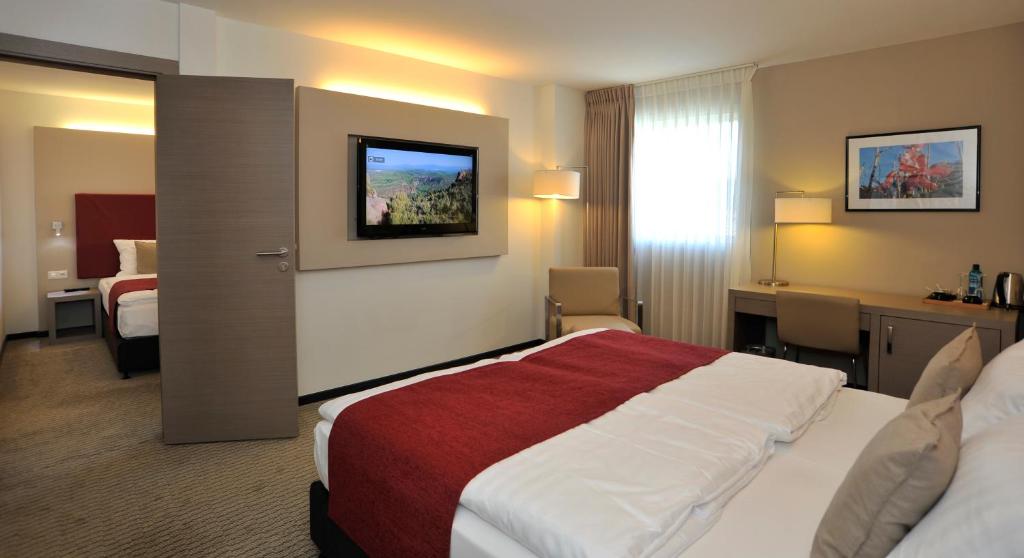 Postel nebo postele na pokoji v ubytování Golden Tulip Kassel Hotel Reiss