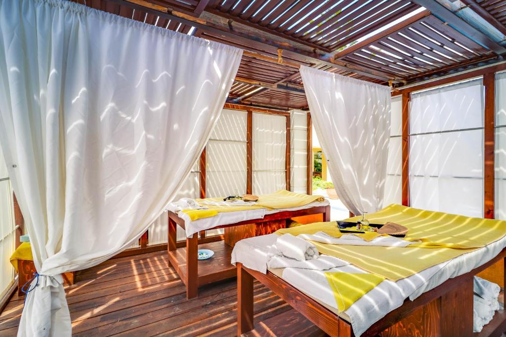 Postel nebo postele na pokoji v ubytování Creta Royal - Adults Only