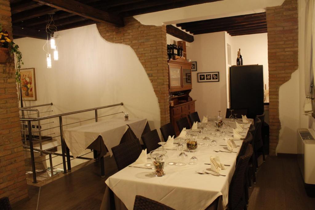 Restauracja lub miejsce do jedzenia w obiekcie Hotel La Vecchia Reggio