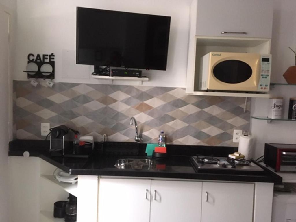 Kuchyň nebo kuchyňský kout v ubytování Cosy studio in Copacabana