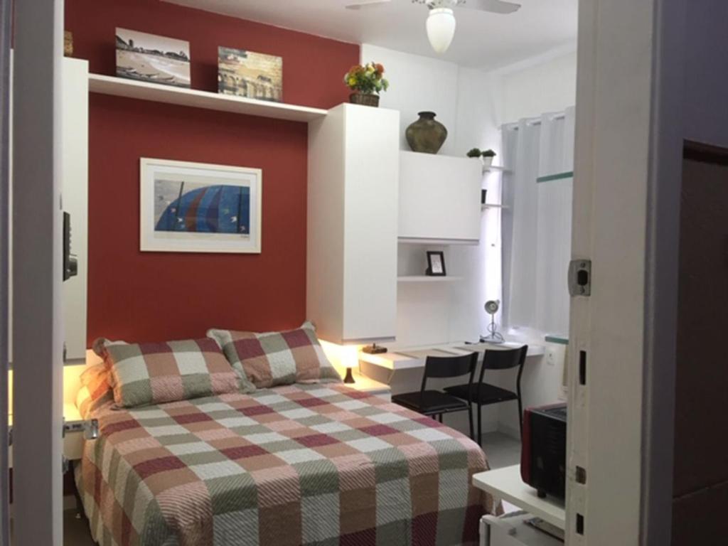 リオデジャネイロにあるCosy studio in Copacabanaのベッドルーム(ベッド1台、デスク付)