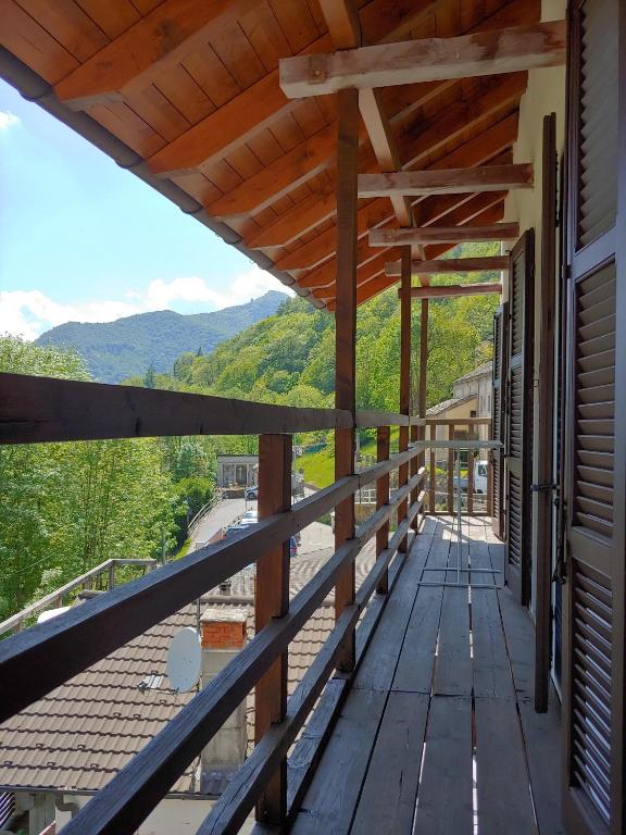 Nespecifikovaný výhled na hory nebo výhled na hory při pohledu z hostelu