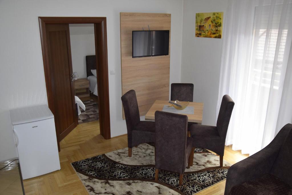 Apartmani Marić - Apartamento Con Balcón