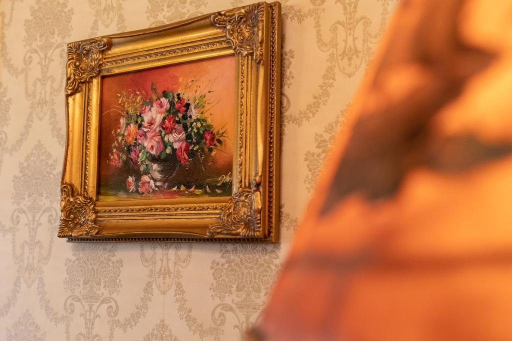 obraz wazy kwiatów na ścianie w obiekcie St. Terezie - Baroque Residence w Pradze