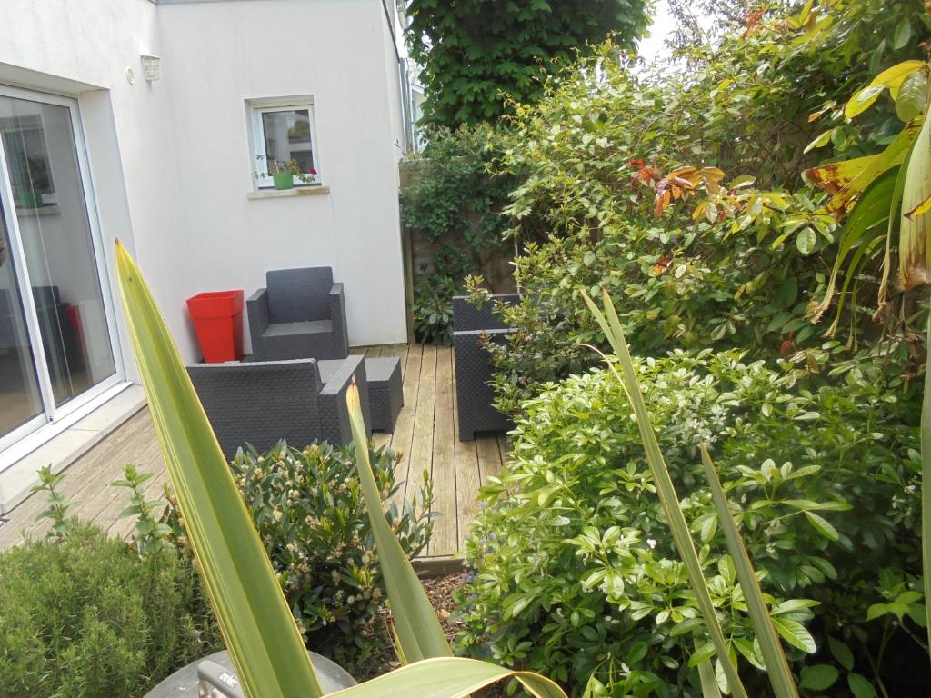 a garden with chairs and plants on a deck at côte et mer in Sainte-Adresse