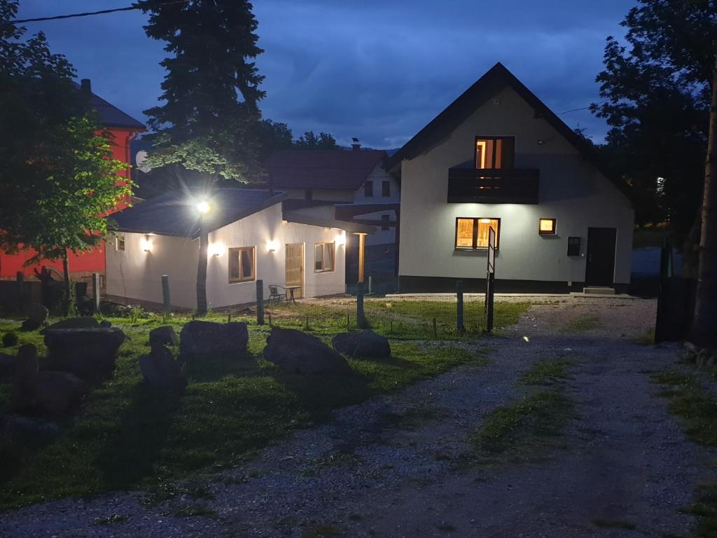 una casa por la noche con luces en el patio en Holidayhouse Visoko, en Visoko