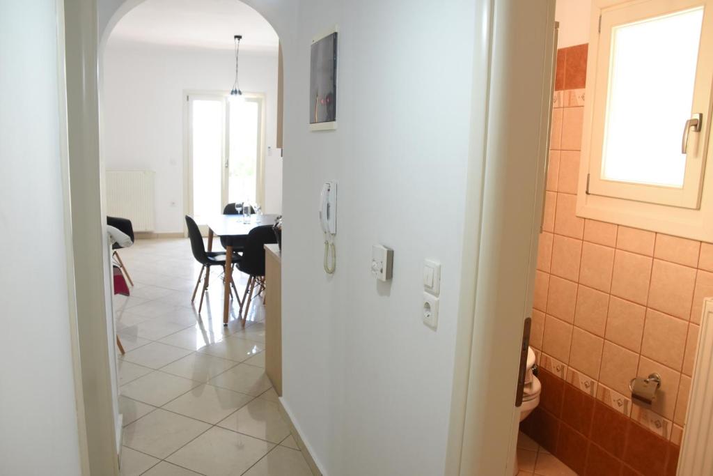 kuchnia i jadalnia ze stołem w obiekcie Little Yard Studios & Apartments #1 w mieście Naksos