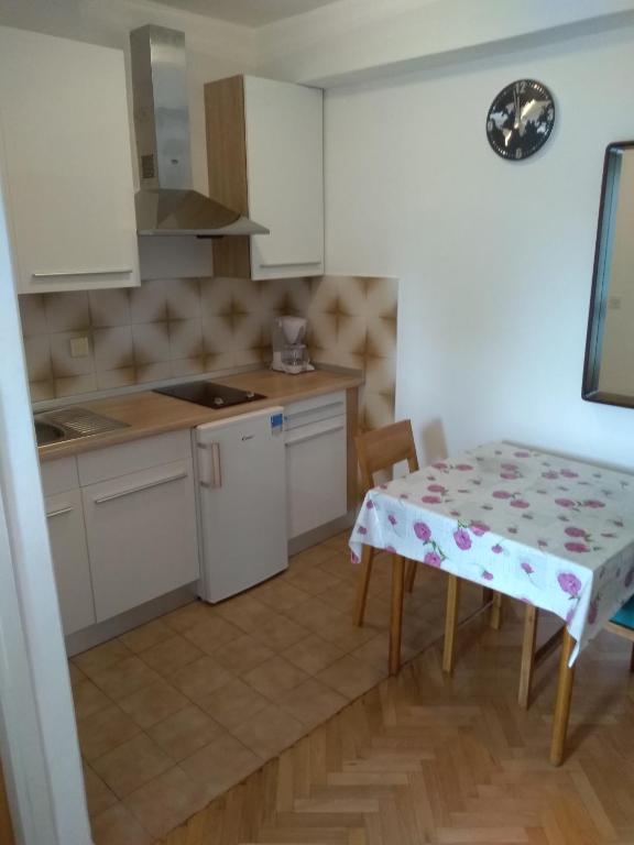 Kuchyňa alebo kuchynka v ubytovaní Apartmants Emy