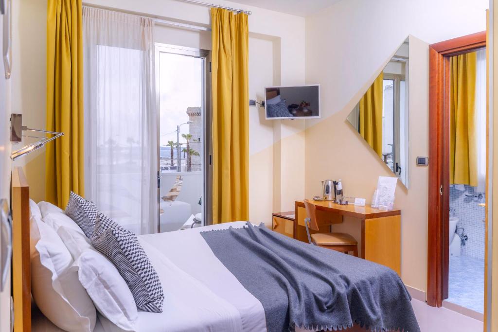Кровать или кровати в номере Piccadilly Rooms Restaurant and Beach