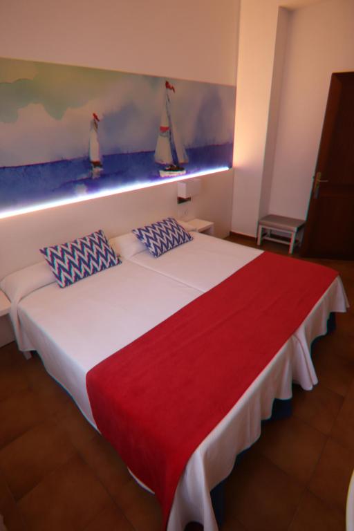 Hostal Cala Ratjada - Triple Room With Air Conditioning