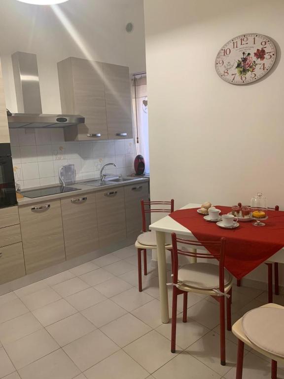 A kitchen or kitchenette at Laura's house