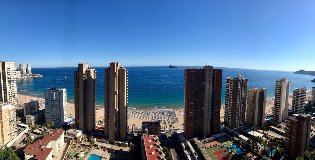 - une vue sur une ville avec une plage et des bâtiments dans l'établissement Cielo Benidorm con vistas panorámicas, à Benidorm