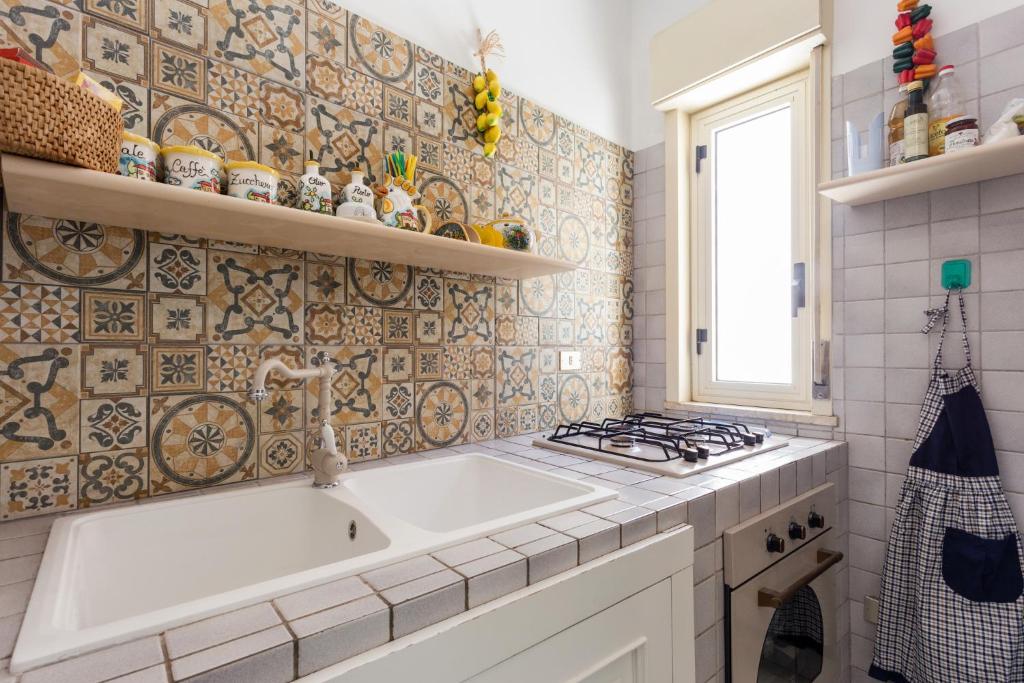 Kuchyňa alebo kuchynka v ubytovaní Splendida Casa A Taormina " Casa di Anna "