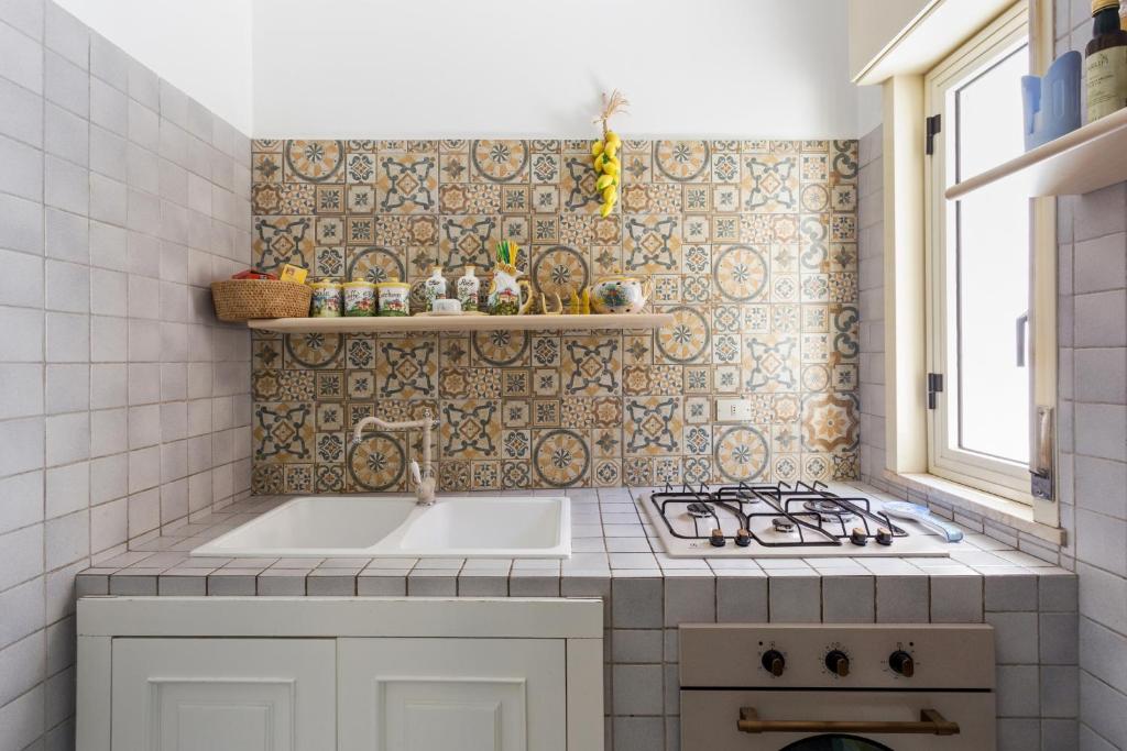 Kuchyňa alebo kuchynka v ubytovaní Splendida Casa A Taormina " Casa di Anna "