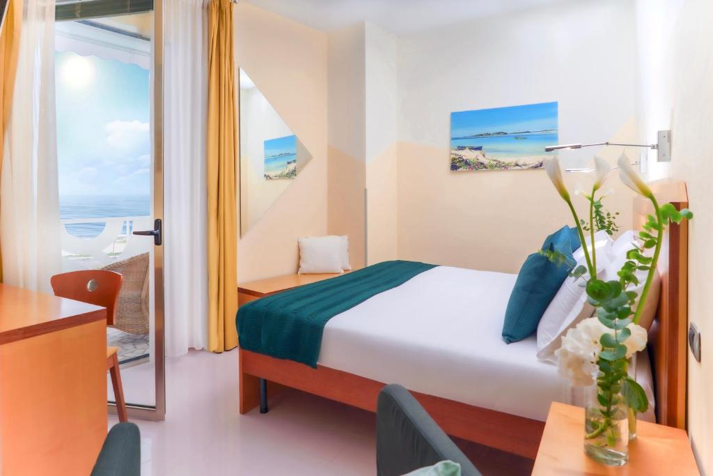 Кровать или кровати в номере Piccadilly Rooms Restaurant and Beach