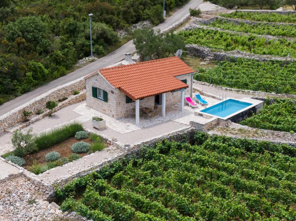 Bazén v ubytování Vineyard House & Olive Grove House nebo v jeho okolí