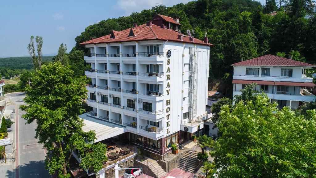 einen Blick über ein großes weißes Gebäude mit rotem Dach in der Unterkunft Thermal Saray Hotel & Spa Yalova in Gokcedere