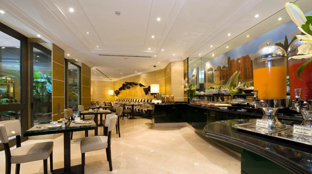 A restaurant or other place to eat at Hotel dei Mellini
