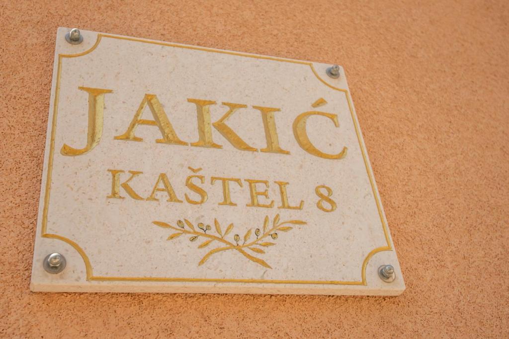 un cartel en una pared con el nombre de un kakeaked en Apartments Amalia, en Podgora