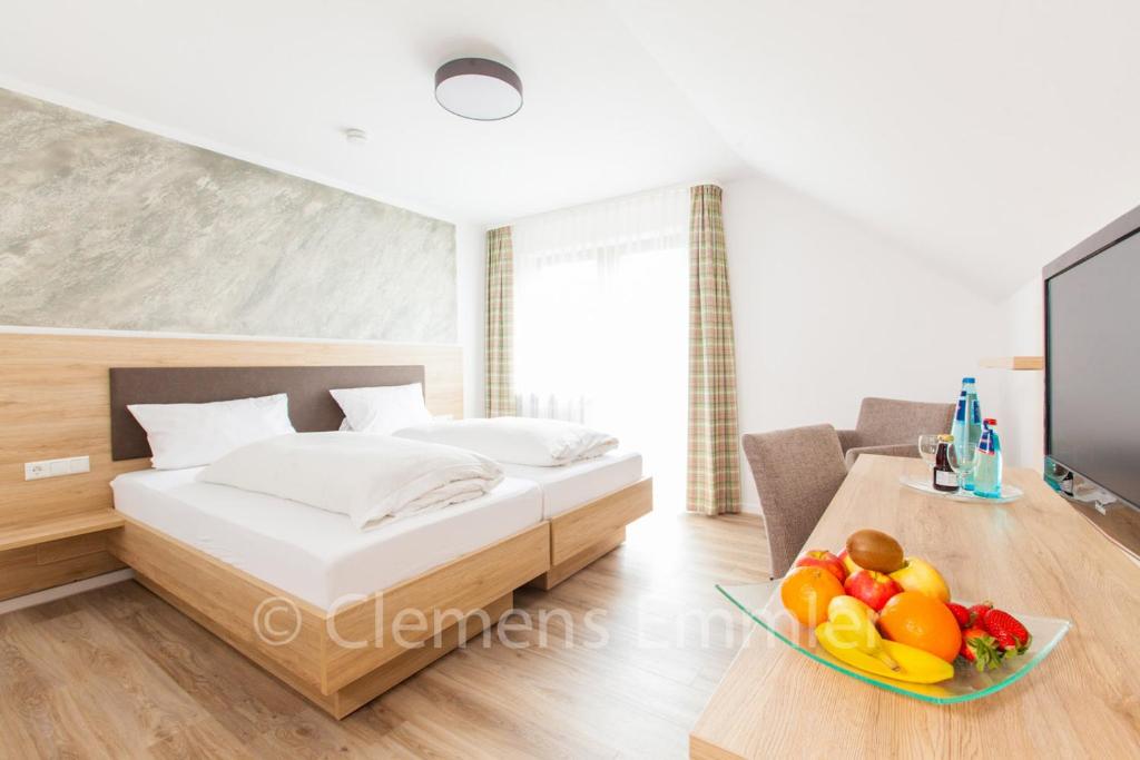 Postel nebo postele na pokoji v ubytování Gasthof Hotel Engel