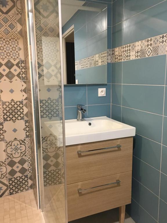 a bathroom with a sink and a shower at T3 Nausicaa Parking gratuit in Boulogne-sur-Mer