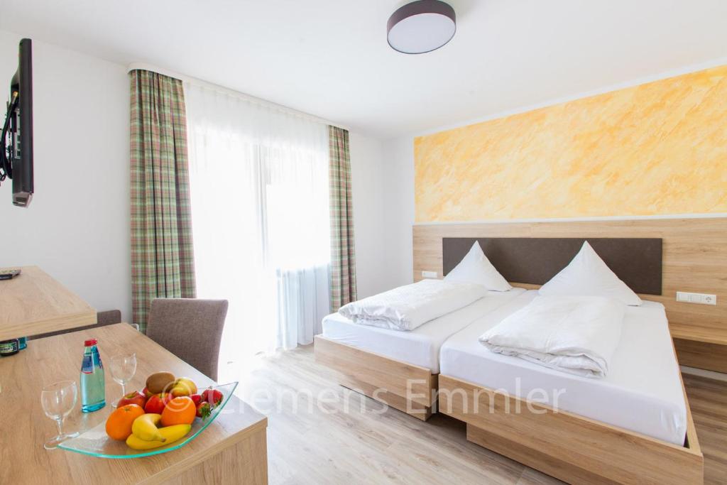 Postel nebo postele na pokoji v ubytování Gasthof Hotel Engel