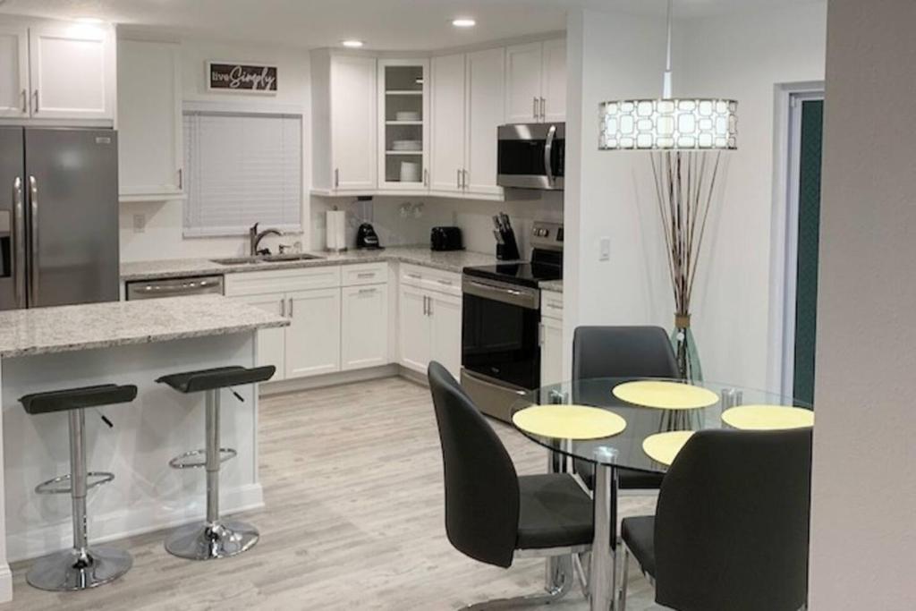 Dapur atau dapur kecil di Bradenton Retreat