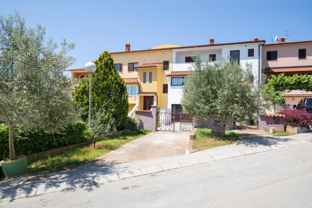 pusta ulica przed budynkiem w obiekcie Apartment Rnjak w mieście Vinkuran