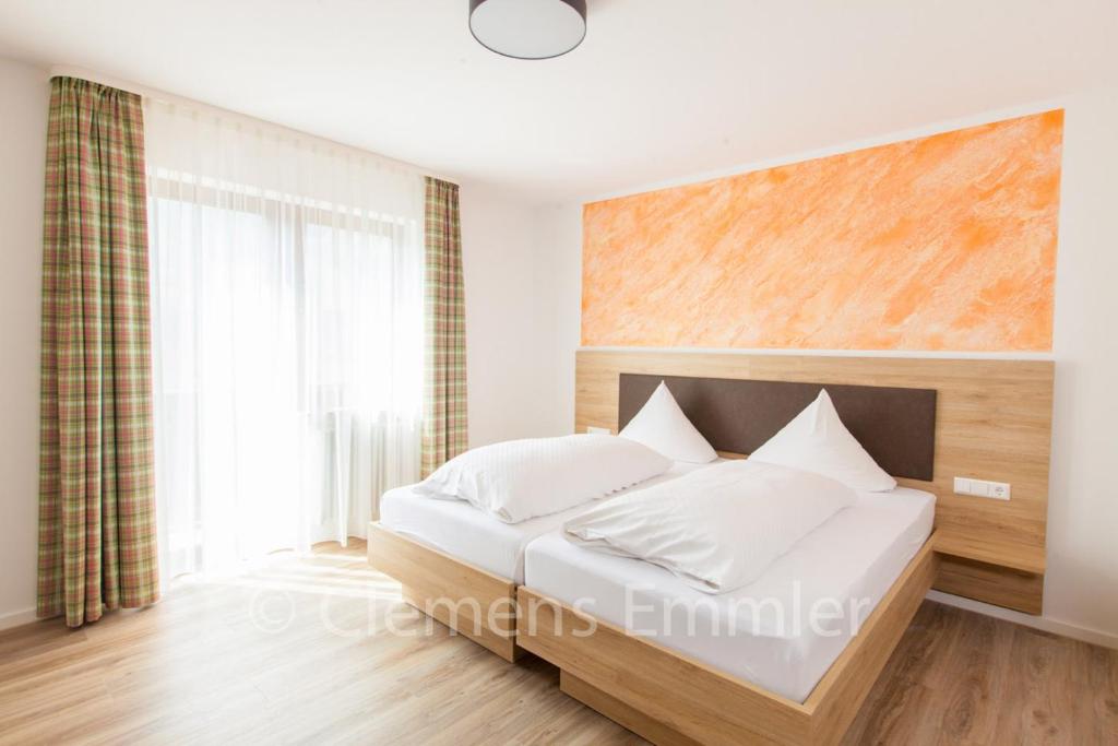 Postel nebo postele na pokoji v ubytování Gasthof Hotel Engel