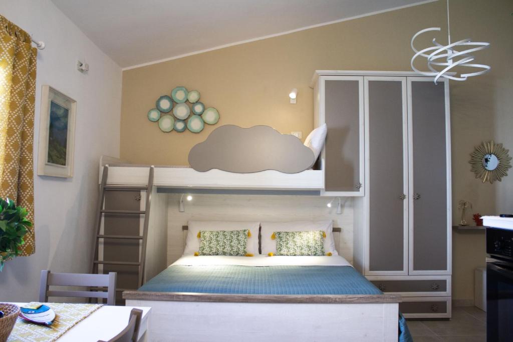 um quarto com uma cama com uma nuvem por cima em La Nuvoletta em Siracusa