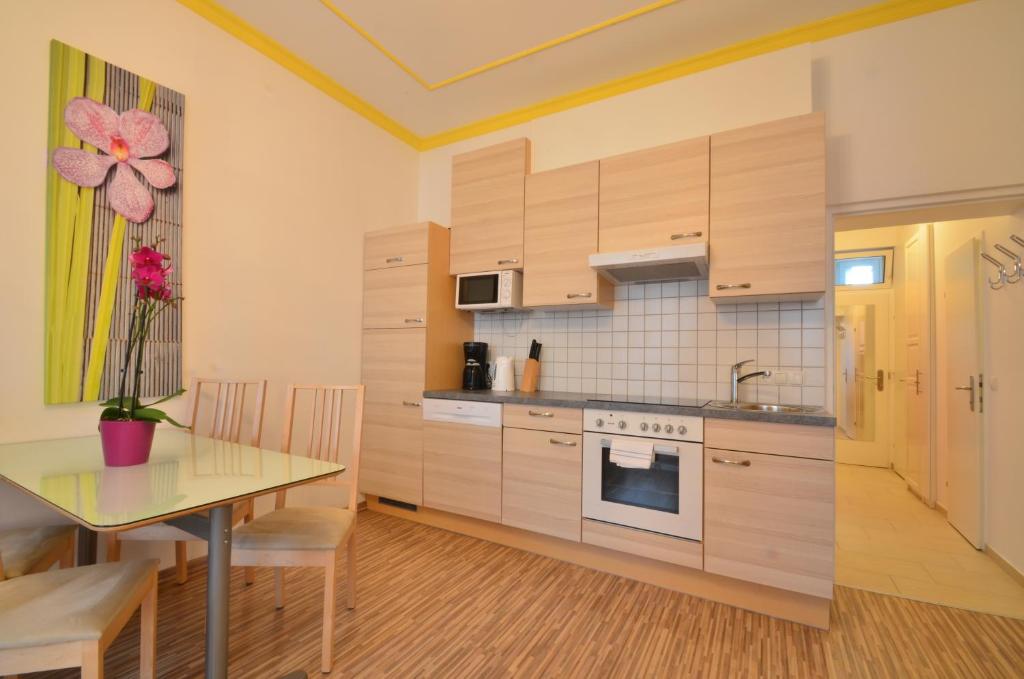 Cucina o angolo cottura di AJO Apartments - Messe City Flat - Self-Check-in