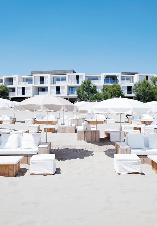 NEWS HOTEL • CARNON-PLAGE • 2⋆ FRANCE • RATES FROM €62