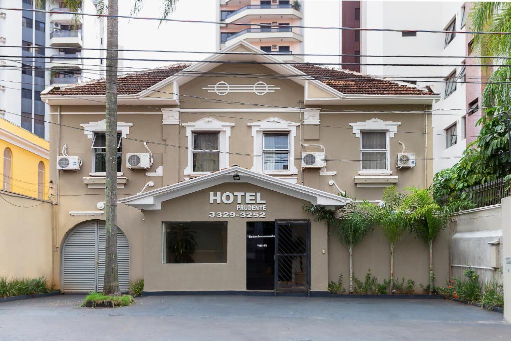 een hotelbord aan de voorzijde van een gebouw bij Hotel Prudente RP in Ribeirão Preto
