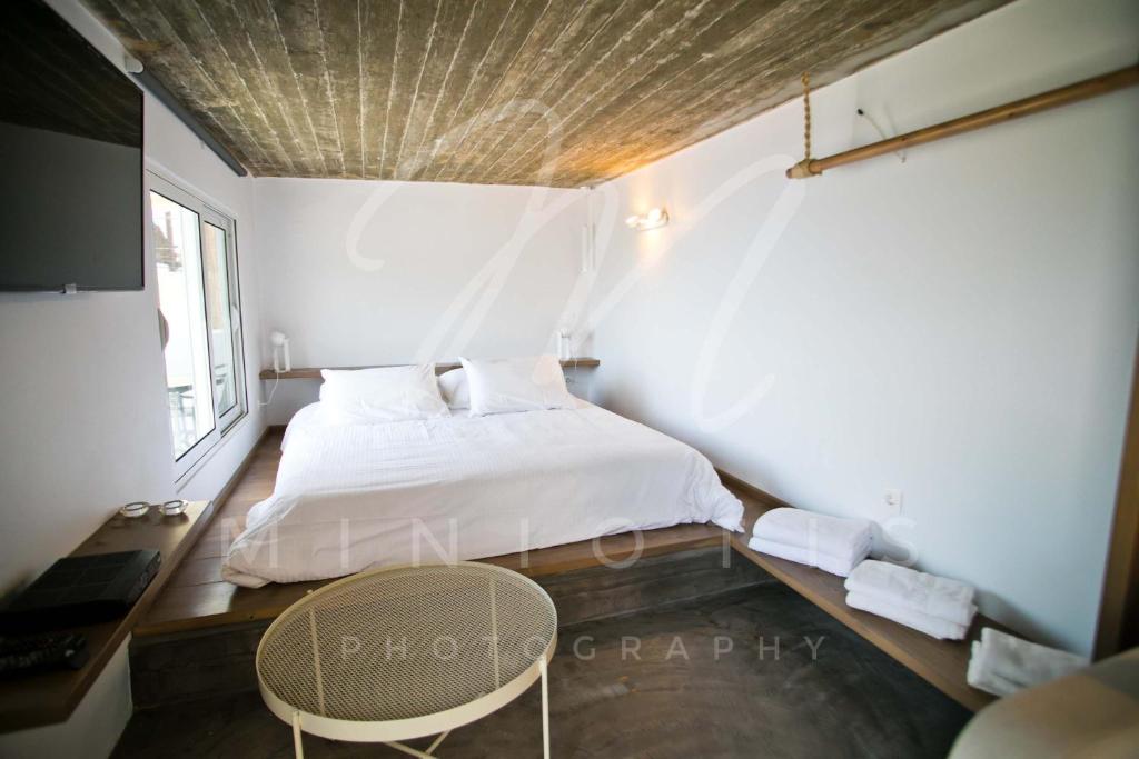 Кровать или кровати в номере Blue Dawn Kalymnos